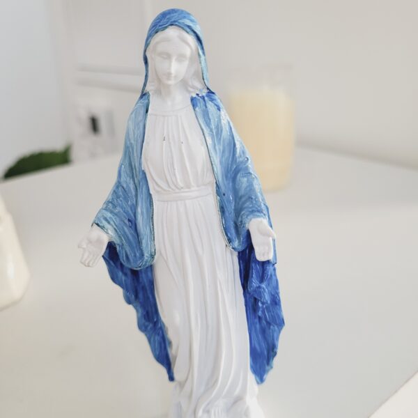 Statuette de la Vierge Marie de la Médaille Miraculeuse ornée de bleu