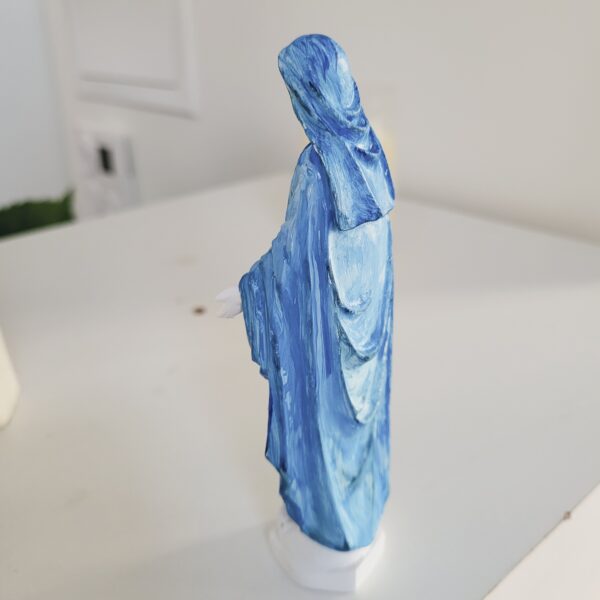 Statuette de la Vierge Marie de la Médaille Miraculeuse ornée de bleu – Image 3