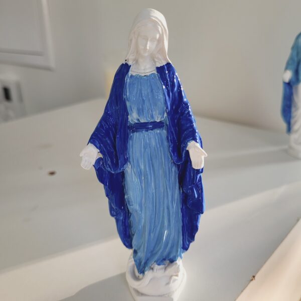 Statuette de la Vierge Marie de la Médaille Miraculeuse ornée de bleu – Image 4