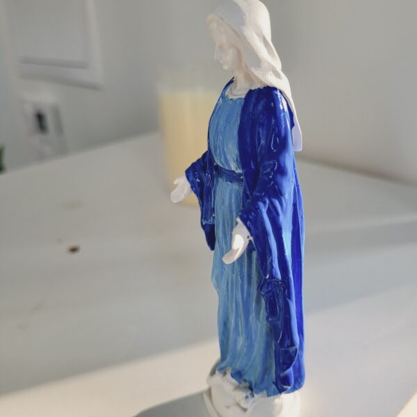 Statuette de la Vierge Marie de la Médaille Miraculeuse ornée de bleu – Image 5