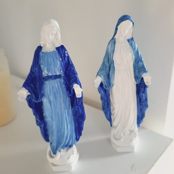 Statuette de la Vierge Marie de la Médaille Miraculeuse ornée de bleu – Image 6